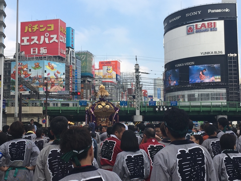 熊野神社例大祭（新宿）2018、御神輿が大ガードへ向かうところ