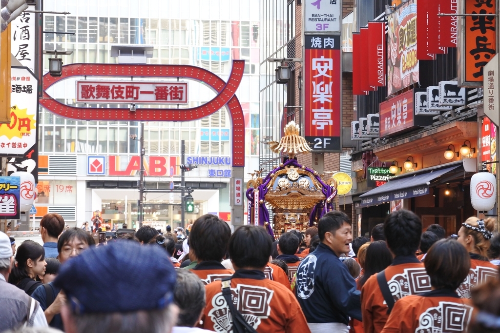 熊野神社例大祭（新宿）2018、御神輿と歌舞伎町一番街