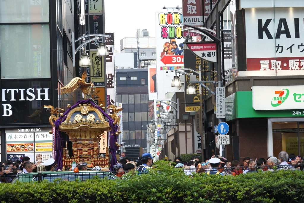 熊野神社例大祭（新宿）2018、御神輿と東通り