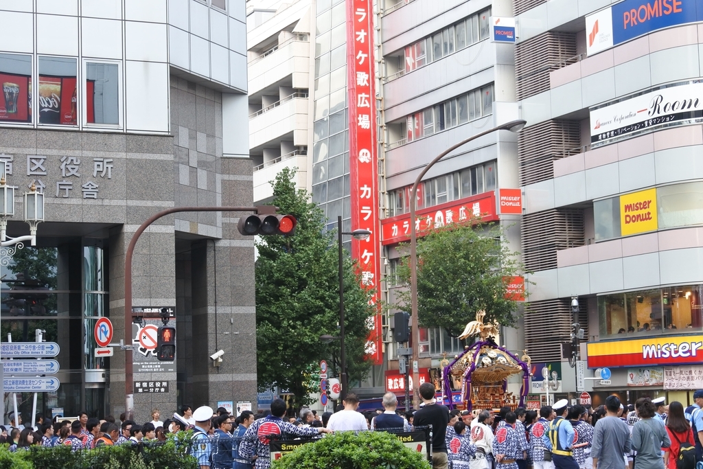 熊野神社例大祭（新宿）2018、御神輿が新宿区役所前を通過しているところ