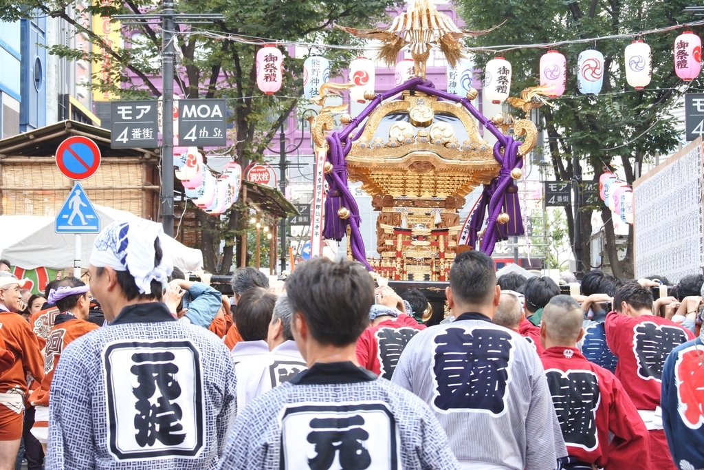 熊野神社例大祭（新宿）2018、モア４番街の御神輿＆屋台