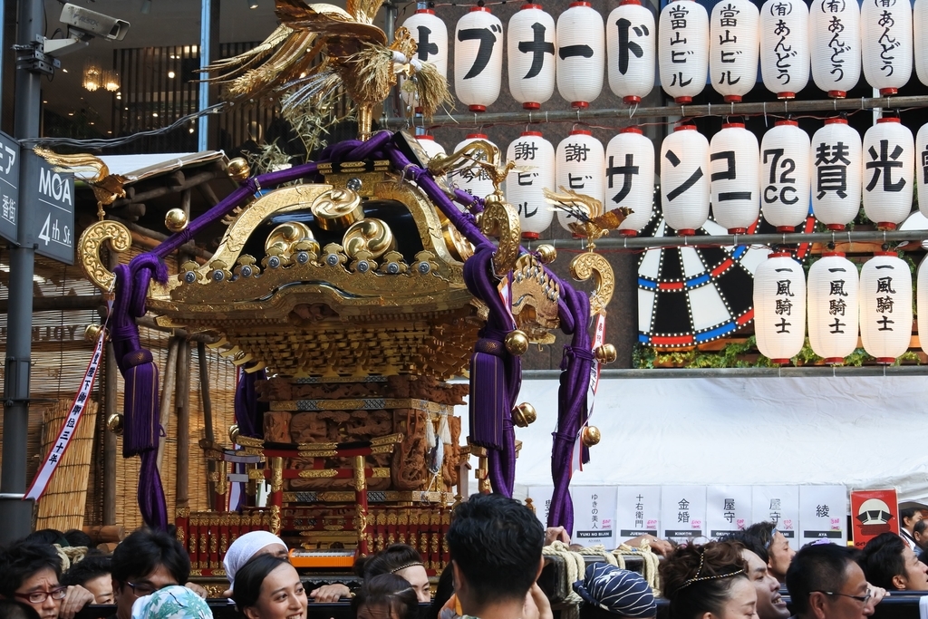 熊野神社例大祭（新宿）2018、モア４番街の御神輿＆屋台