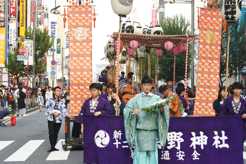 熊野神社例大祭（新宿）2018、紀伊国屋書店前