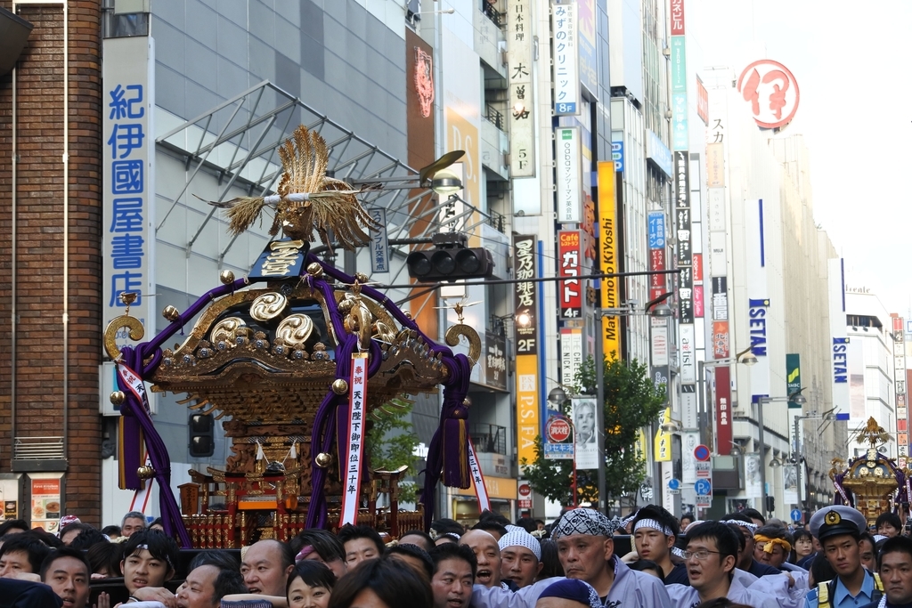 熊野神社例大祭（新宿）2018、紀伊国屋書店前