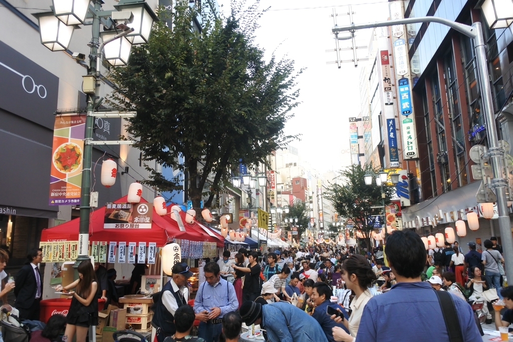 熊野神社例大祭（新宿）2018、ビックロ裏の通り