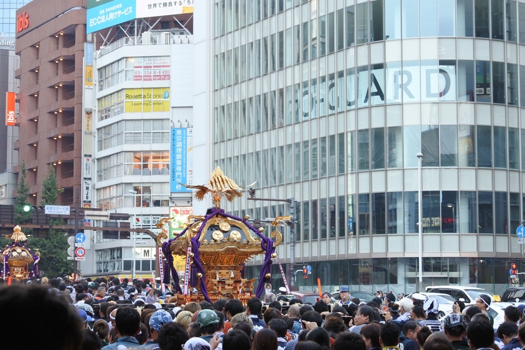 熊野神社例大祭（新宿）2018、O-GUARD SHINJUKU前を御神輿が通過しているところ