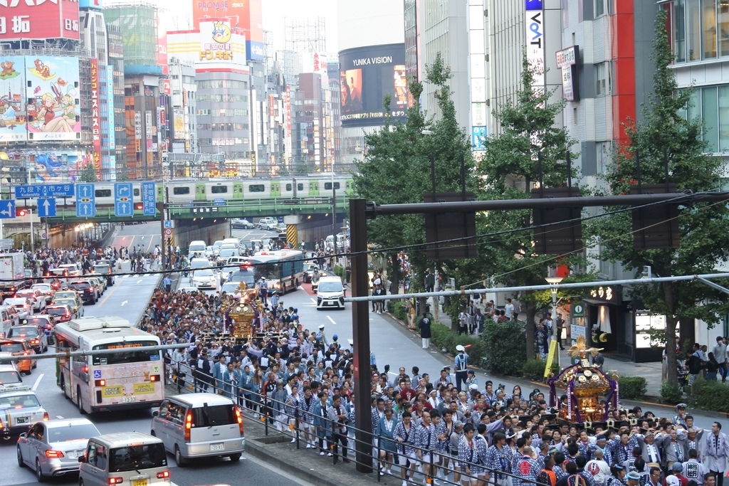 熊野神社例大祭（新宿）2018、O-GUARD SHINJUKU前を御神輿が通過しているところ