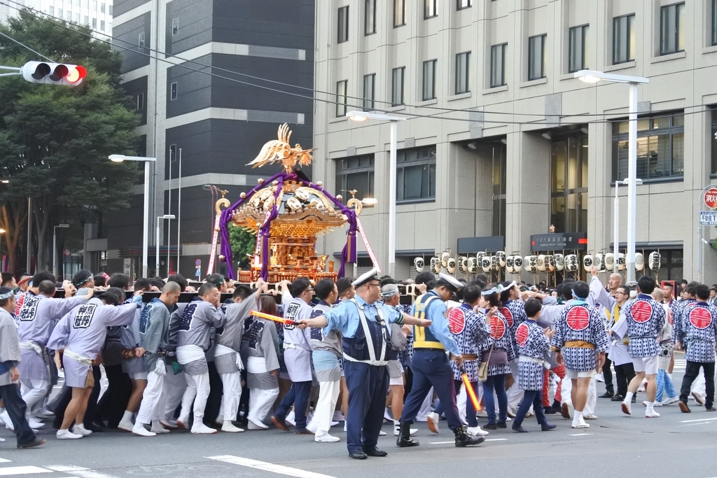 熊野神社例大祭（新宿）2018、新宿区警察著へ向かう御神輿