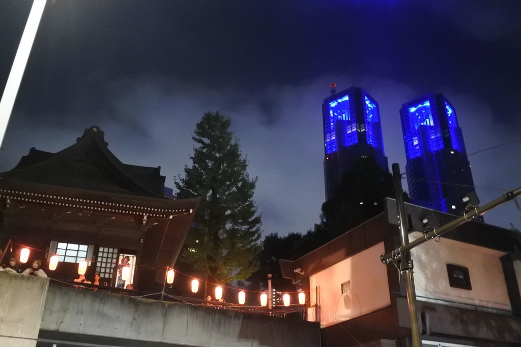 熊野神社例大祭（新宿）2018、熊野神社からみた都庁