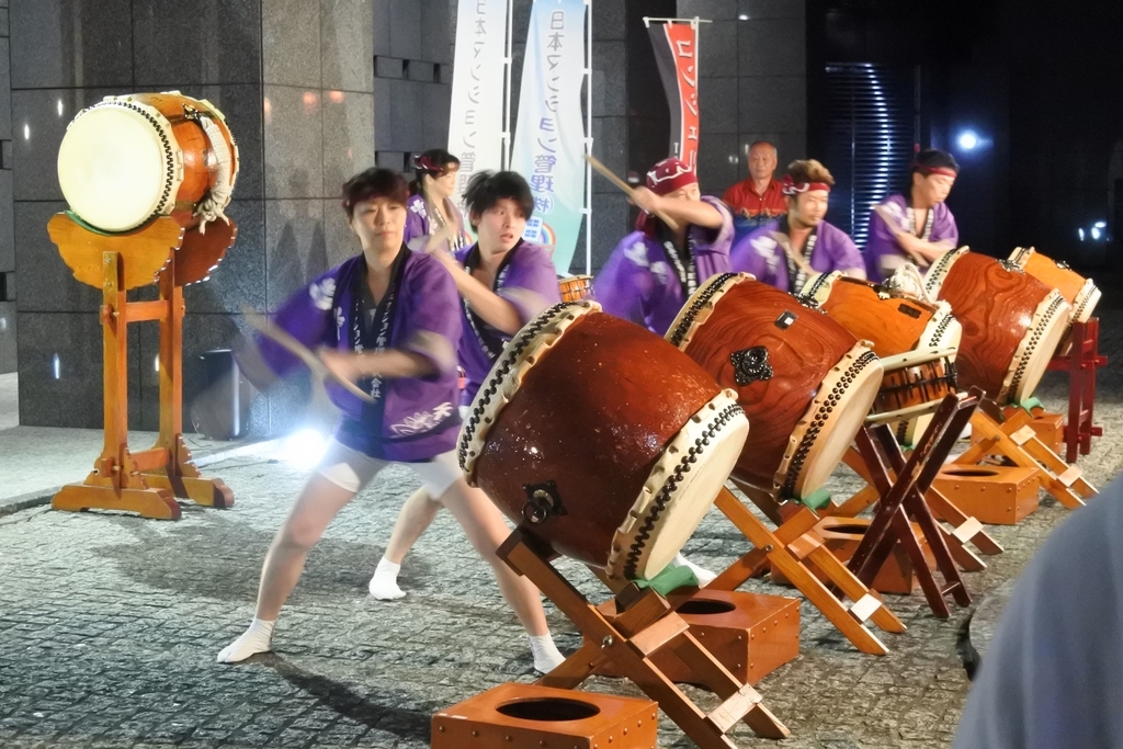 熊野神社例大祭（新宿）2018、コンシェリア西新宿タワーズウエスト前で太鼓の演奏