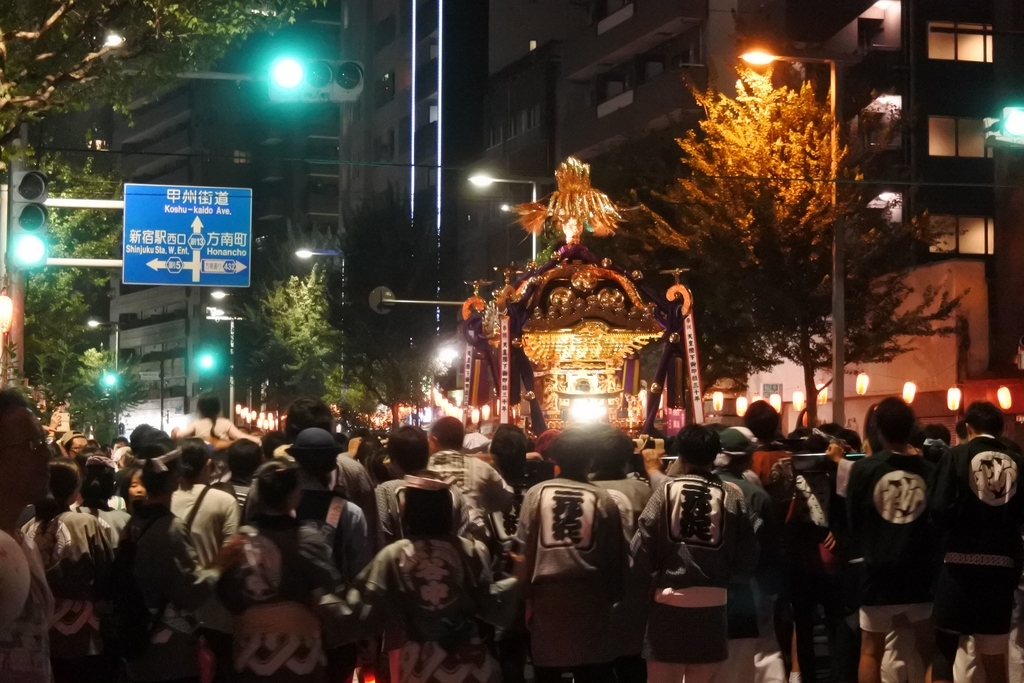 熊野神社例大祭（新宿）2018、十二社通り、熊野神社方面へ御神輿が向かっているところ