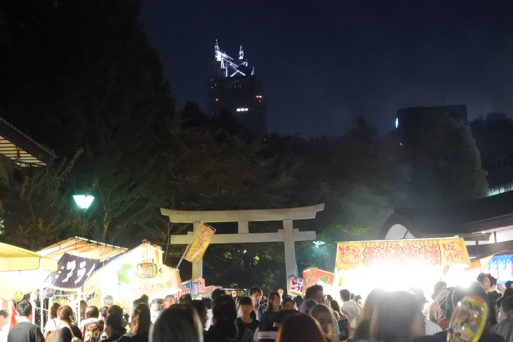 熊野神社例大祭（新宿）2018、熊野神社境内の鳥居から眺めるパークハイアット東京