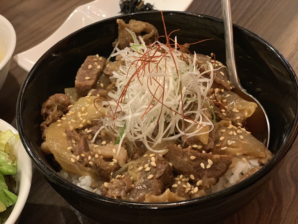 黒毛和牛焼肉　白か黒の牛スジ丼（西新宿　ランチ）