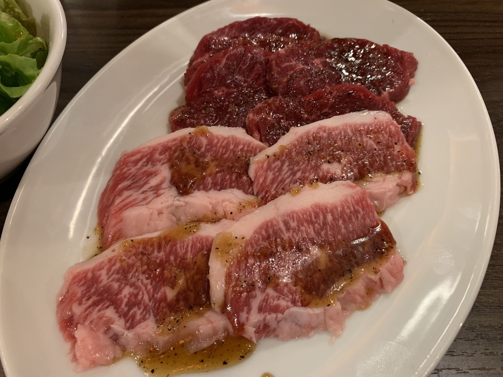 黒毛和牛焼肉　白か黒、カルビ＆ハラミランチの肉盛り合わせ