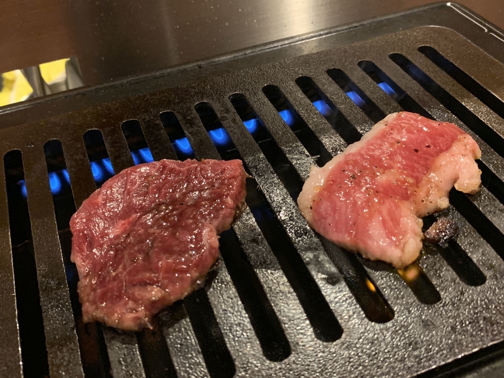 黒毛和牛焼肉　白か黒で肉を焼いているところ（西新宿　ランチ）