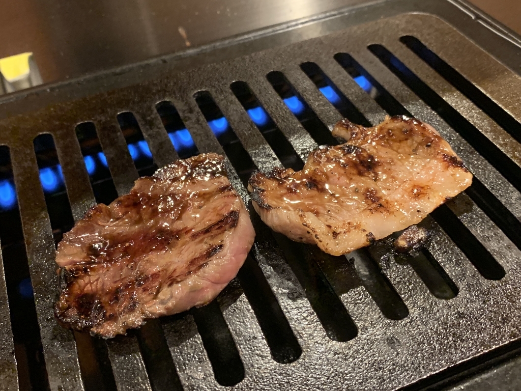 黒毛和牛焼肉　白か黒で肉を焼いているところ（西新宿　ランチ）