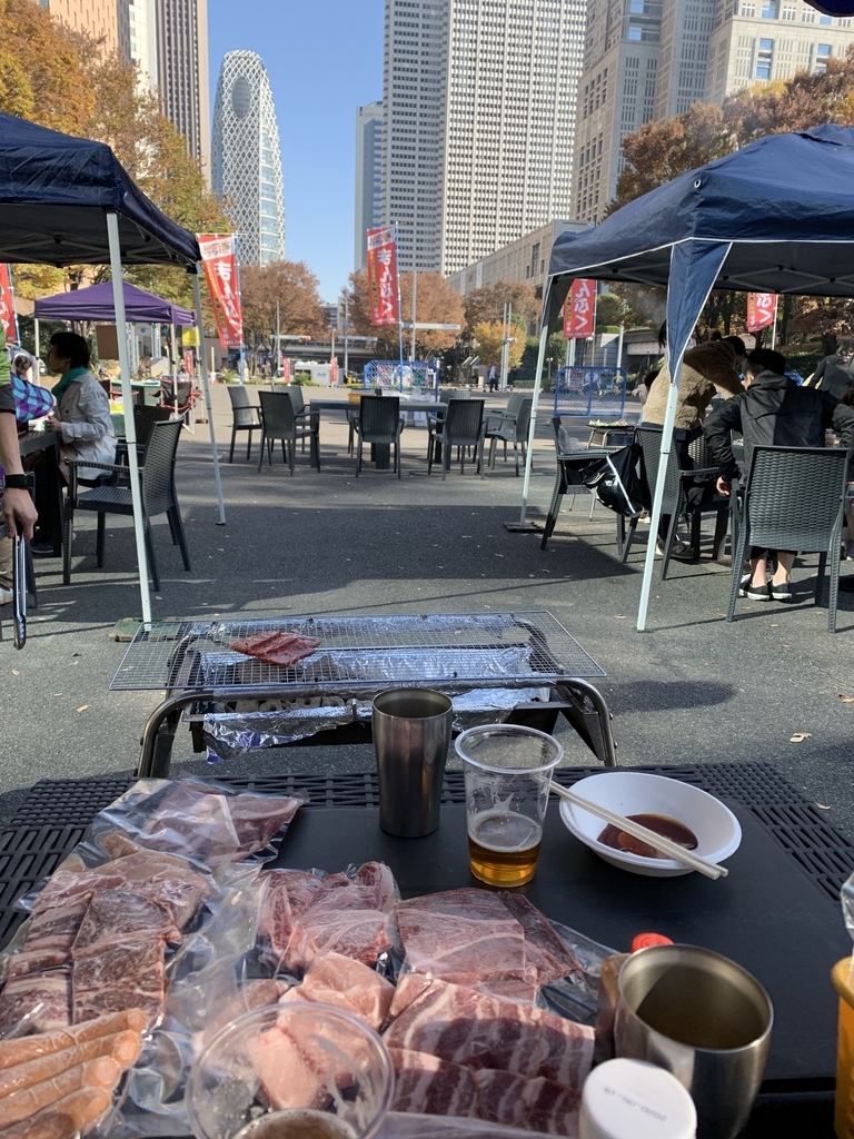 新宿中央公園でバーベキュー！「秋のソトメシフェア 手ぶらでBBQ」、バーベキュー会場から眺める西新宿の高層ビル群