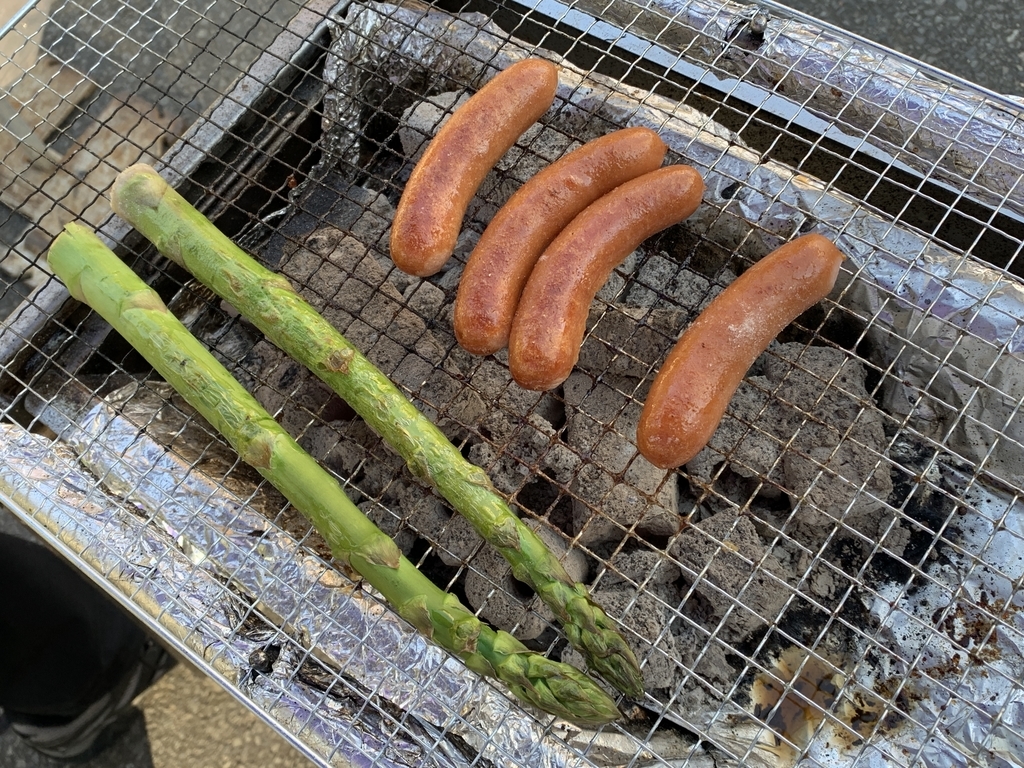 新宿中央公園でバーベキュー！「秋のソトメシフェア 手ぶらでBBQ」で食べた、ソーセージとアスパラ