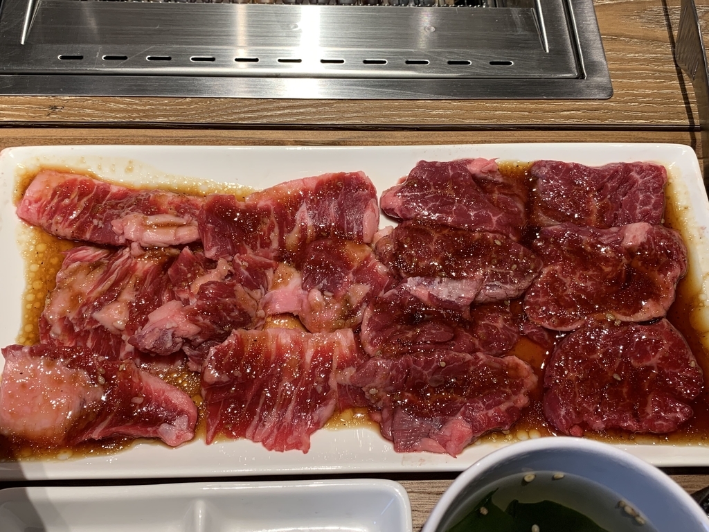 焼肉ライク 新宿西口店、カルビ＆ハラミセット200gの肉の内容