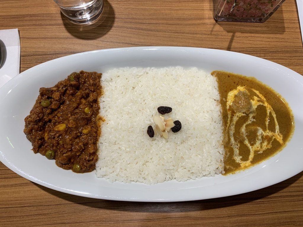 西新宿「カリーアップ（Curry Up）ルミネ新宿店」のコンビネーションカリー（バターチキンカレー×キーマカレー）