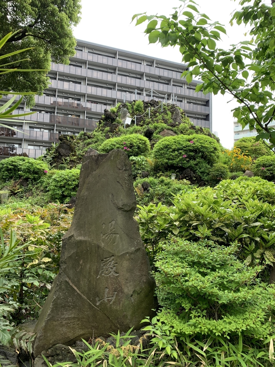 西新宿・成子天神社の富士塚（新宿区登録文化財）