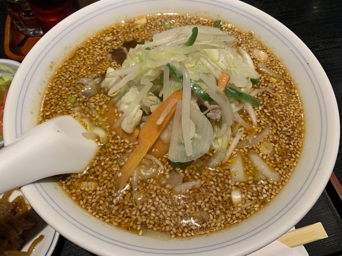 西新宿五丁目駅前の町中華「富城屋」の「胡麻野菜ラーメン」