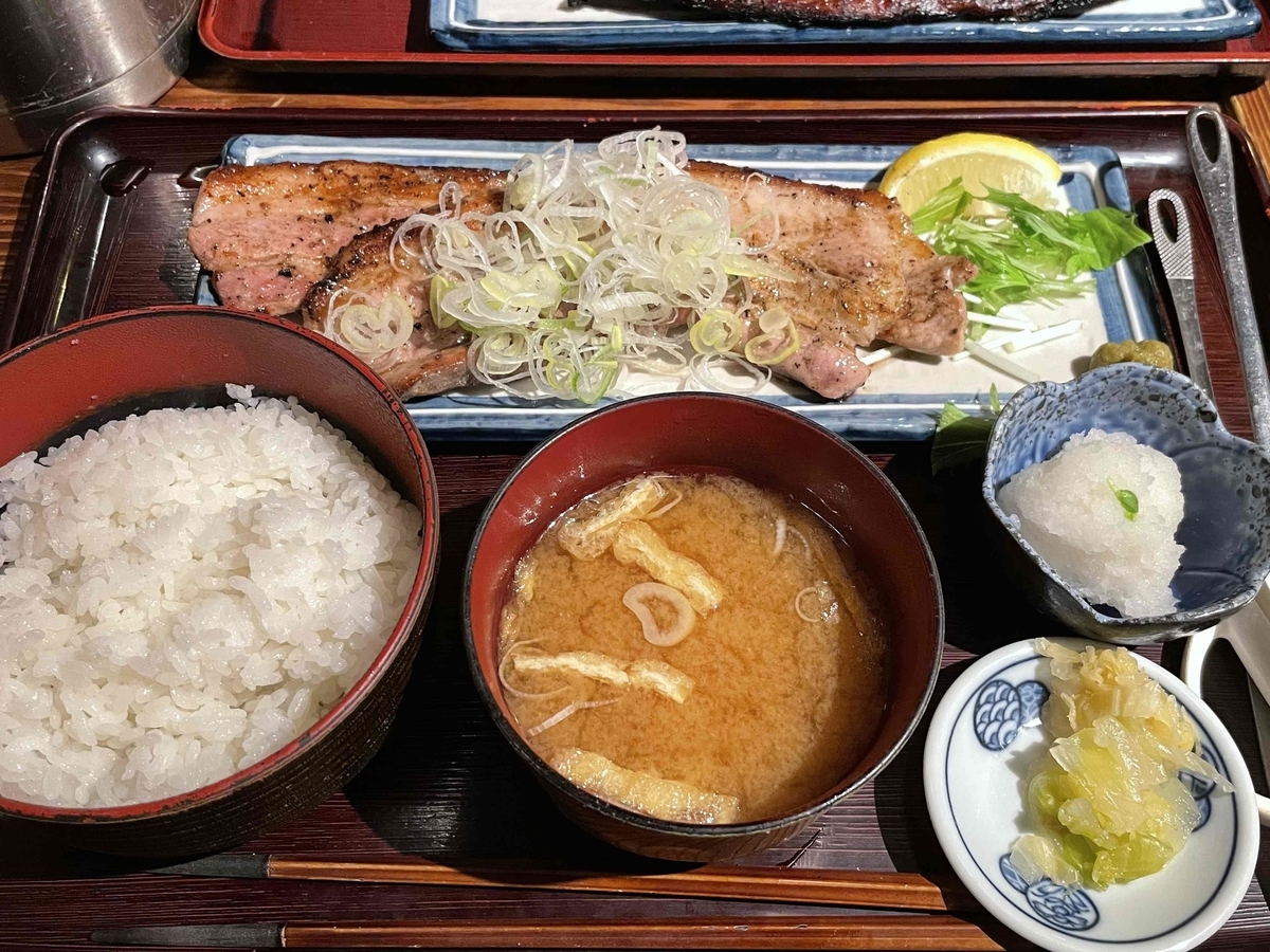 西新宿「炭火焼専門食処 白銀屋 西八の分店」のランチ定食「豚バラねぎ塩焼き定食」