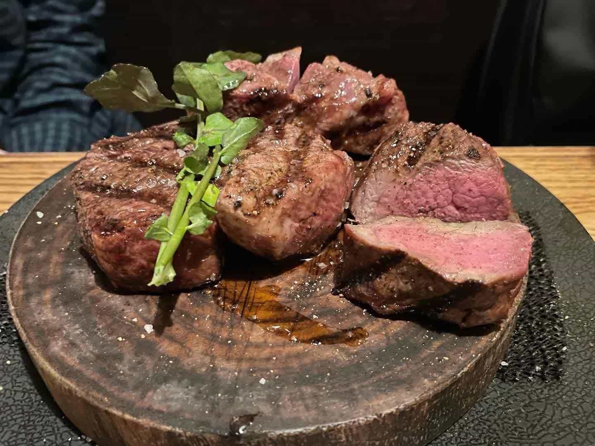 【西新宿七丁目】「肉ビストロ灯」コース料理の肉塊