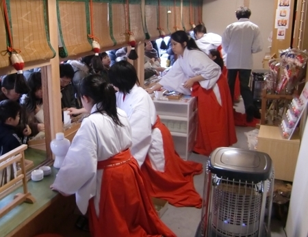 西野神社授与所で奉仕する助勤巫女達