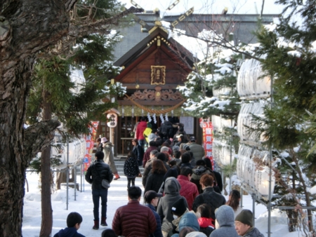 平成27年正月　西野神社 境内の様子（参道）