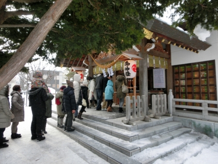 平成27年正月　西野神社 境内の様子（拝殿前）