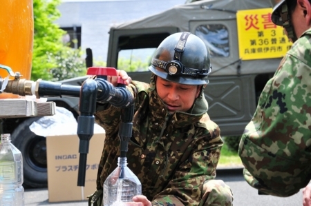 陸上自衛隊による被災地での給水支援活動