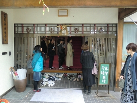 令和元年初日の西野神社社務所玄関