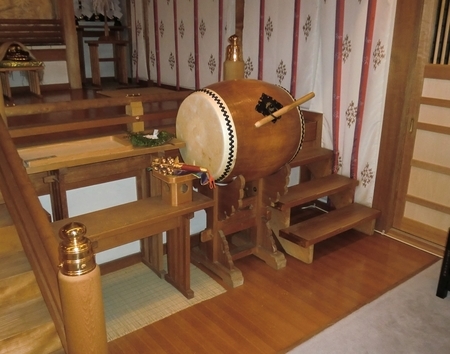 西野神社拝殿の旧太鼓