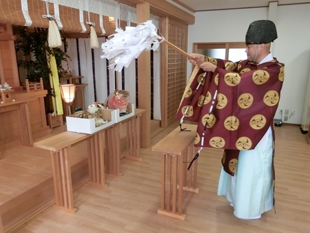 西野神社参集殿での人形供養の御祈祷