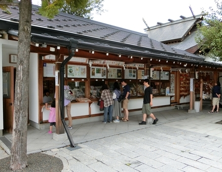 西野神社授与所前