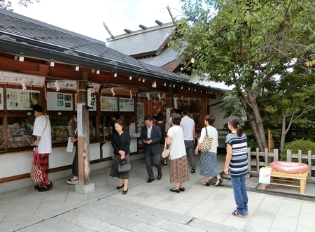 西野神社授与所前