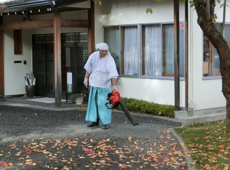 西野神社境内 清掃作業