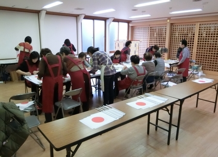 西野神社敬神婦人会による国旗小旗奉製作業