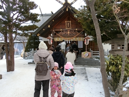 西野神社拝殿と初詣の参拝者