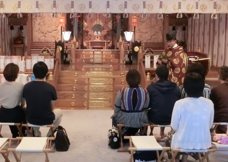 西野神社　御祈祷での玉串拝礼