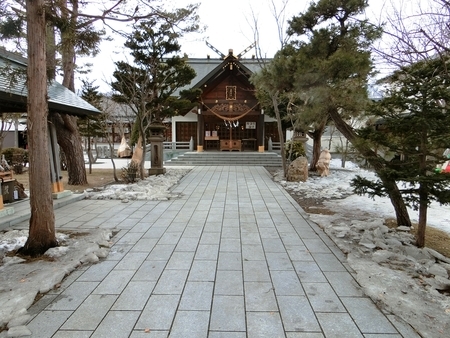 雪融けが進みつつある3月下旬の西野神社境内