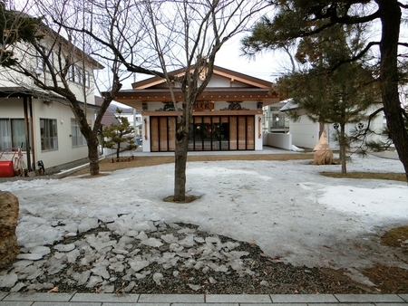 雪融けが進みつつある3月下旬の西野神社境内