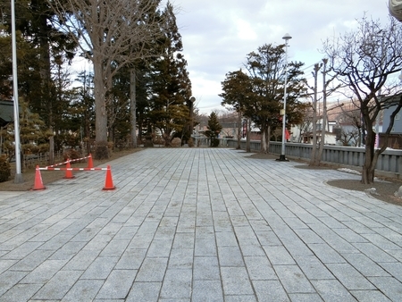 雪融けが進んだ3月下旬の西野神社境内