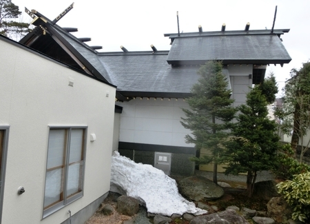 中庭の残雪（令和2年4月17日）