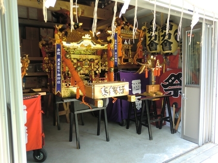 西野神社 神輿殿内