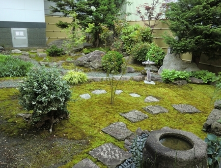 西野神社　中庭（令和2年6月）