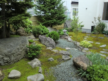 西野神社　中庭（令和2年6月）