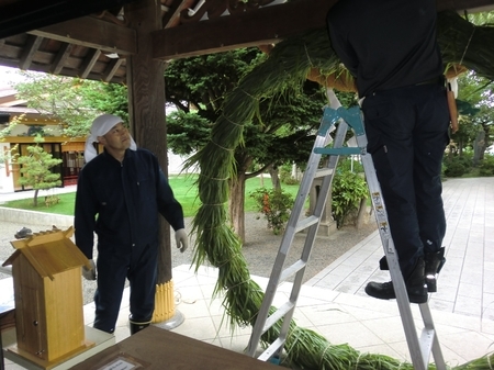 令和2年　西野神社夏越大祓「茅の輪」作成作業