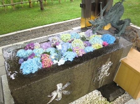 令和2年7月　西野神社の花手水